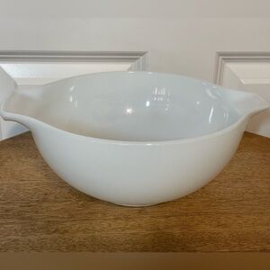 Pyrex Cinderella White Mixing Bowl Pouring Spouts and Side Handles- 443-2.5 QT